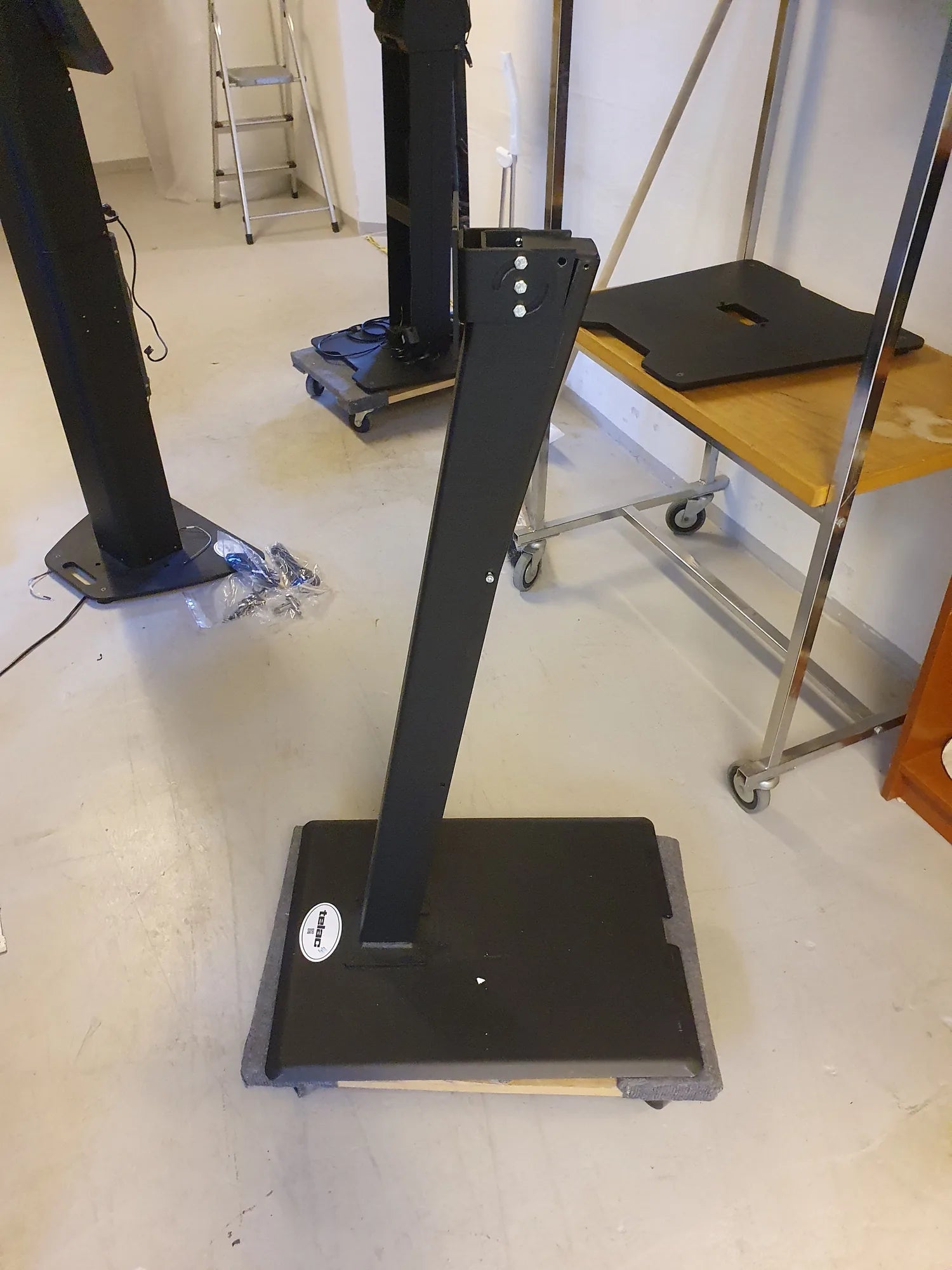 Telac Floor stand 15,6-27 – bild 1 av 2
